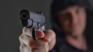 ladron-armado-apuntando