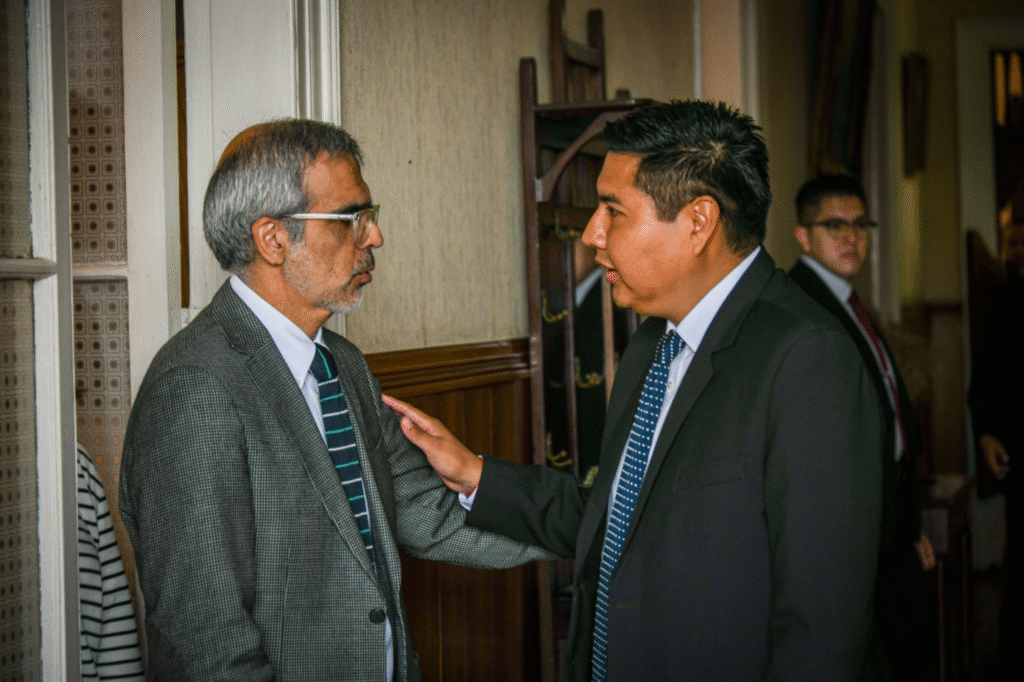 Gobernador Paco junto a ministro Cordero
