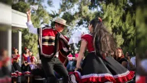 Mes De La Patria Con Colorido Esquinazo