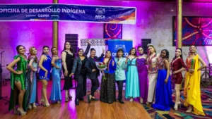 Mujeres Originarias Con Desfile