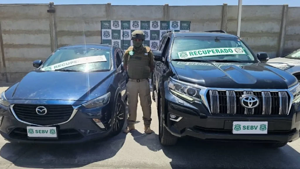 Dos Vehículos Listos Para Salir Del País