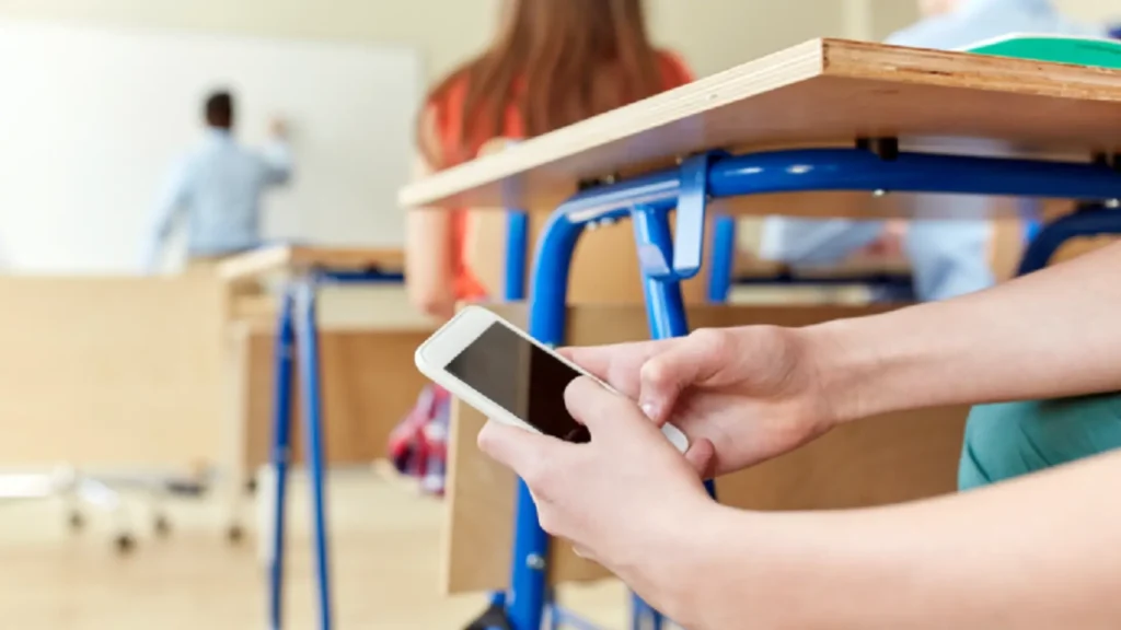 Prohíben Uso De Celulares En Clases