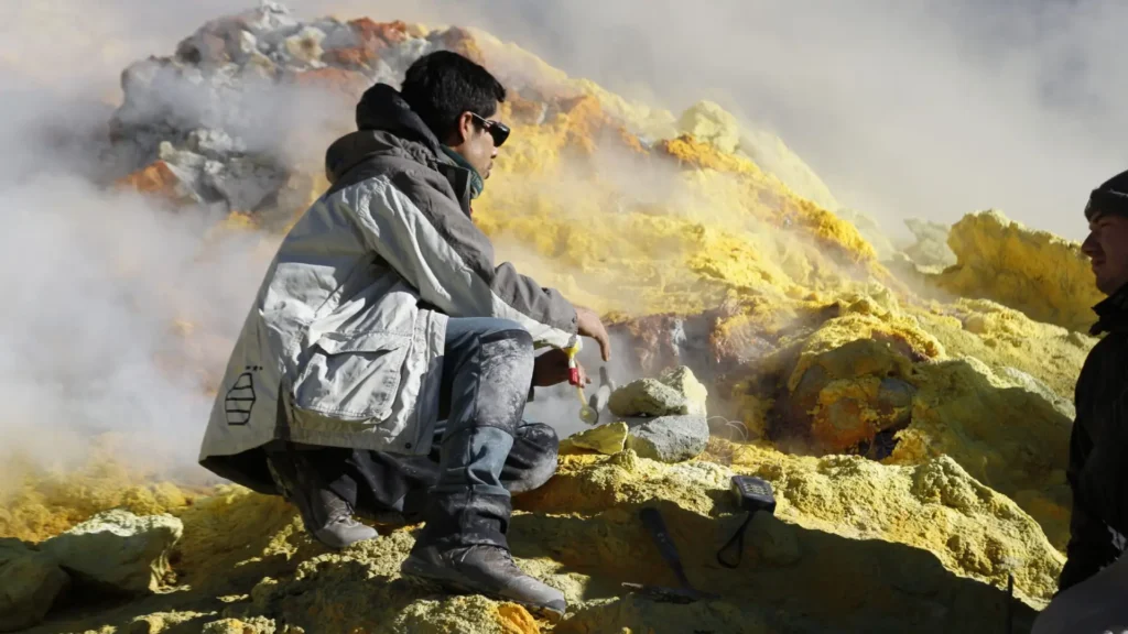 Científicos Monitorean Volcanes