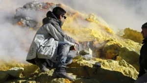 Científicos Monitorean Volcanes