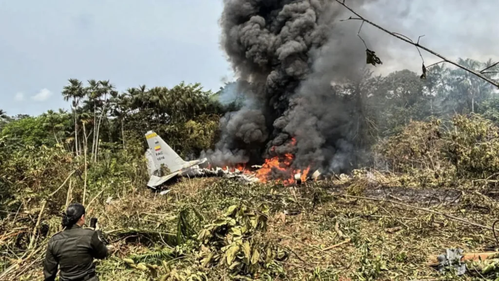 Avión Militar Con 125 Personas