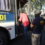 Intenso Operativo Migratorio De PDI Y Carabineros En Santiago: Extranjeros Sin Identificación Son Trasladados